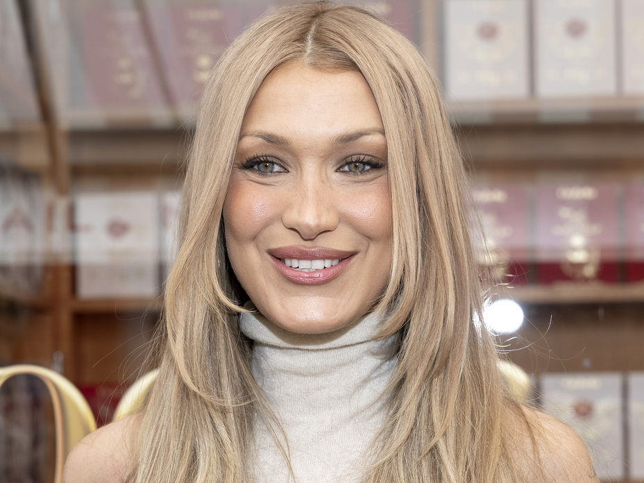 Statt Sandalen: Bella Hadid trägt die It-Schuhe der French Girls