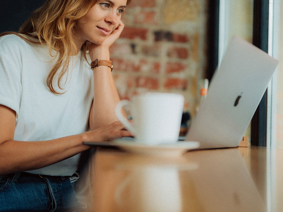 Eine Frau sitzt an ihrem Laptop
