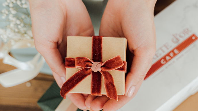 Unter 50 Euro! Diese Beauty-Weihnachtsgeschenke schonen den Geldbeutel