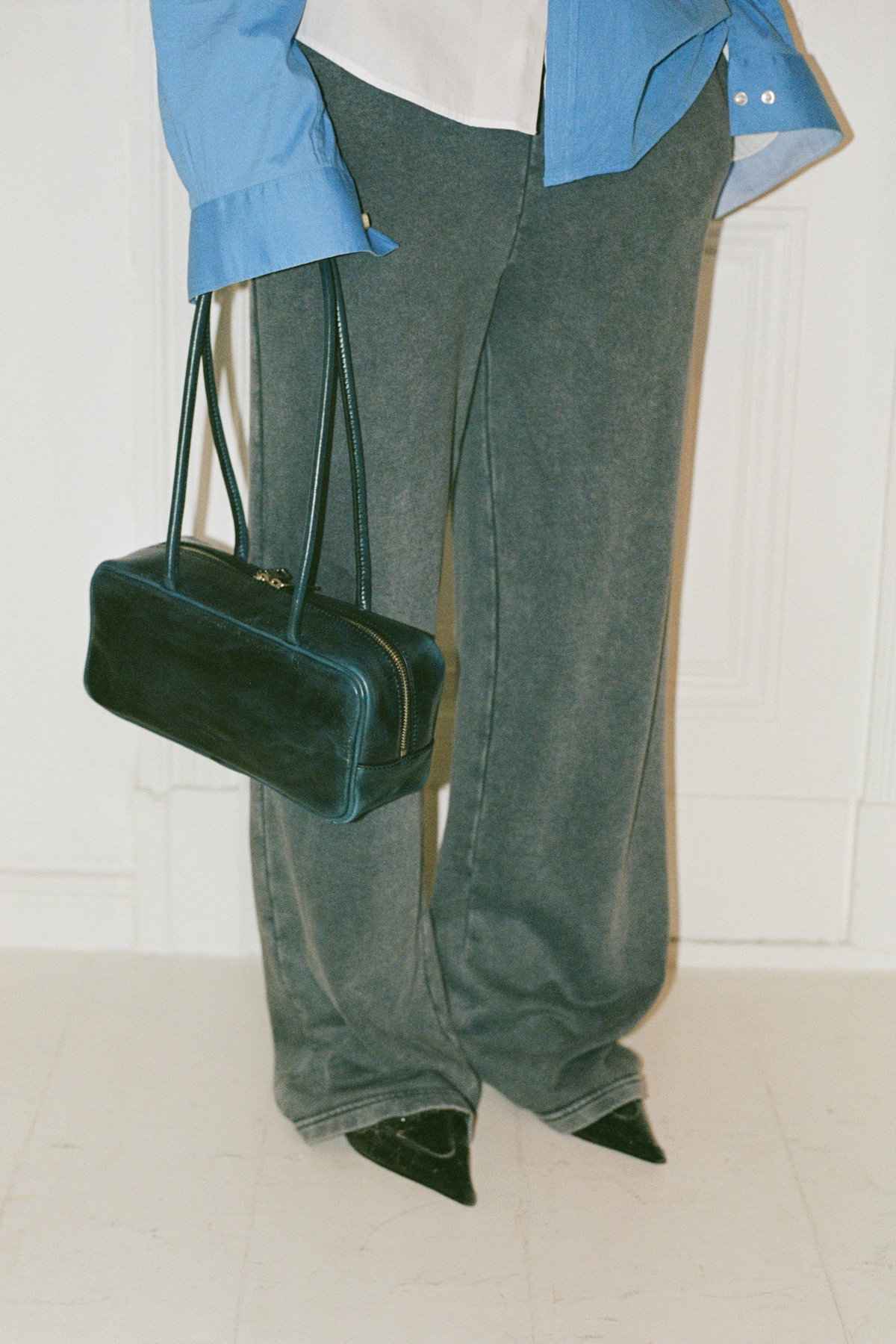 Jil im two-toned Leder.