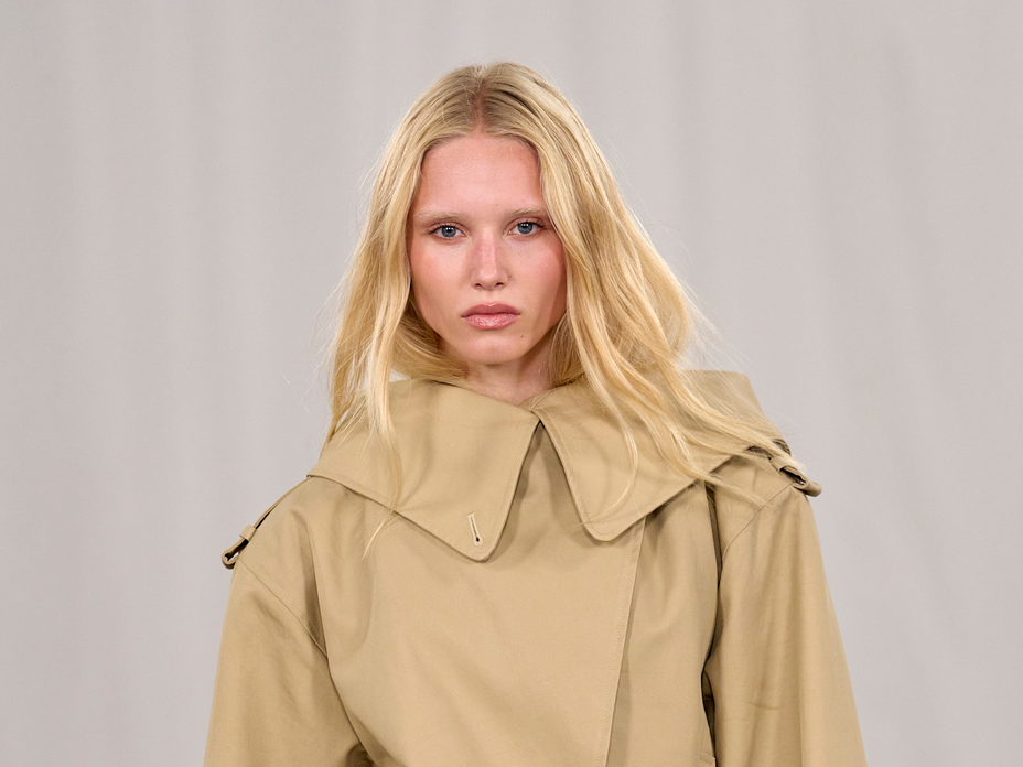 Trenchcoats sehen im Herbst 2025 so aus