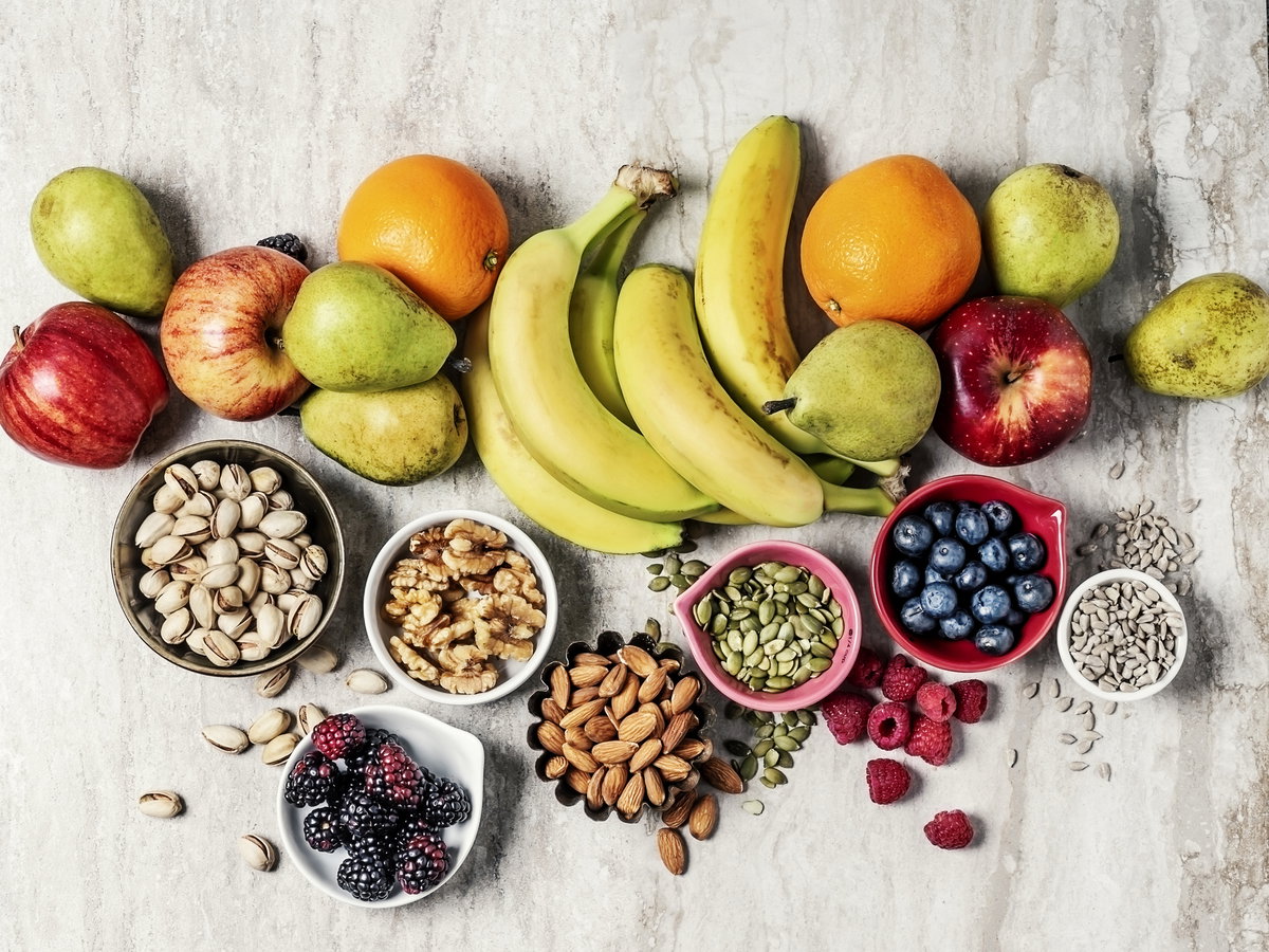 Vitamine und Mineralien stecken in vielen Nahrungsmitteln wie Obst, Gemüse, Hülsenfrrüchten und Nüssen.