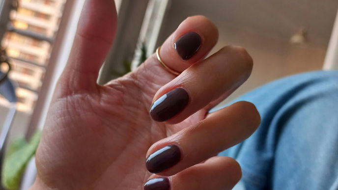 Mocha Mousse Nails sehen wir überall im Herbst 2025