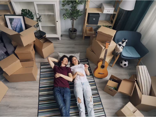 Ein Paar liegt im gemeinsamen Wohnzimmer