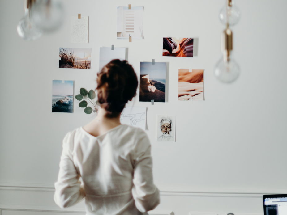 Eine Frau erstellt ein Vision Board
