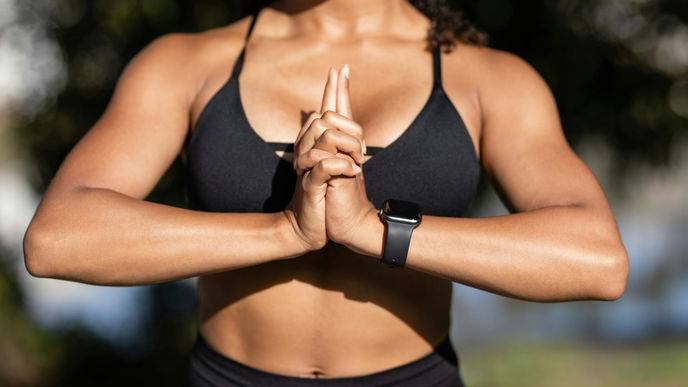 In der „Arm Era“ setzen wir auf einen starken Bizeps statt Sexy Abs – das sage ich als Fitness-Redakteurin dazu