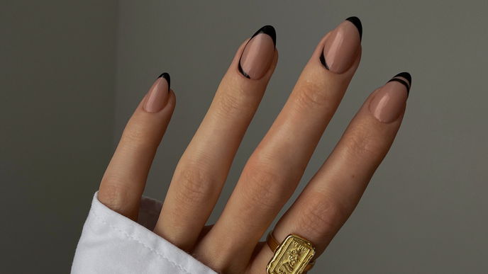 Curved French Nails sind die modernste Maniküre im Winter