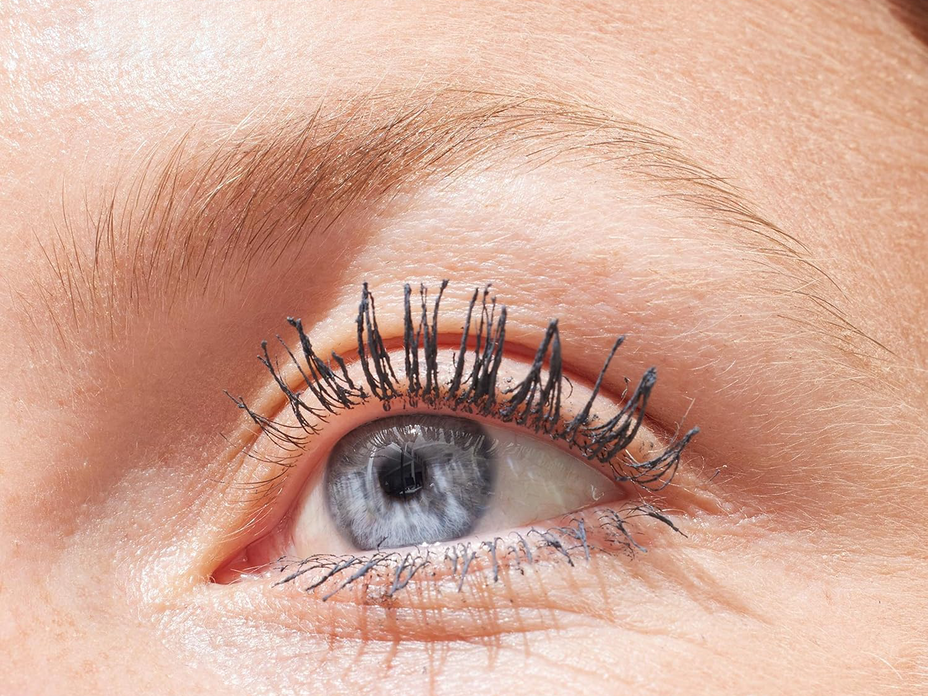 Nahaufnahme Auge mit grauer Mascara