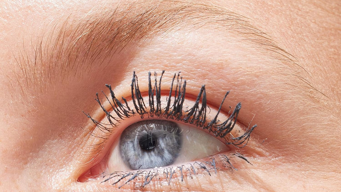 Statt Schwarz: Darum tragen wir Mascara jetzt nur noch in edlem Grau