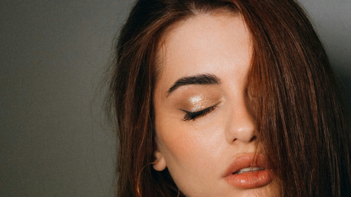 Schimmernde Holographic Eyes sind der coolste Make-up-Look im Winter
