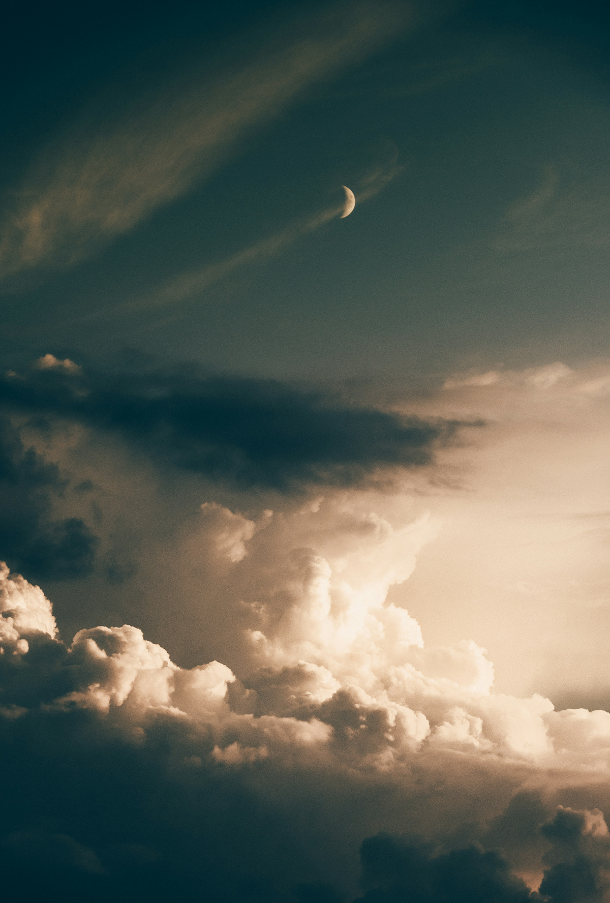 Wolkenhimmel mit Mond