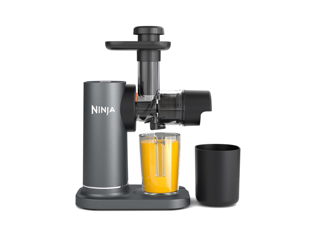 Entsafter von Ninja mit Orangensaft im Behälter.