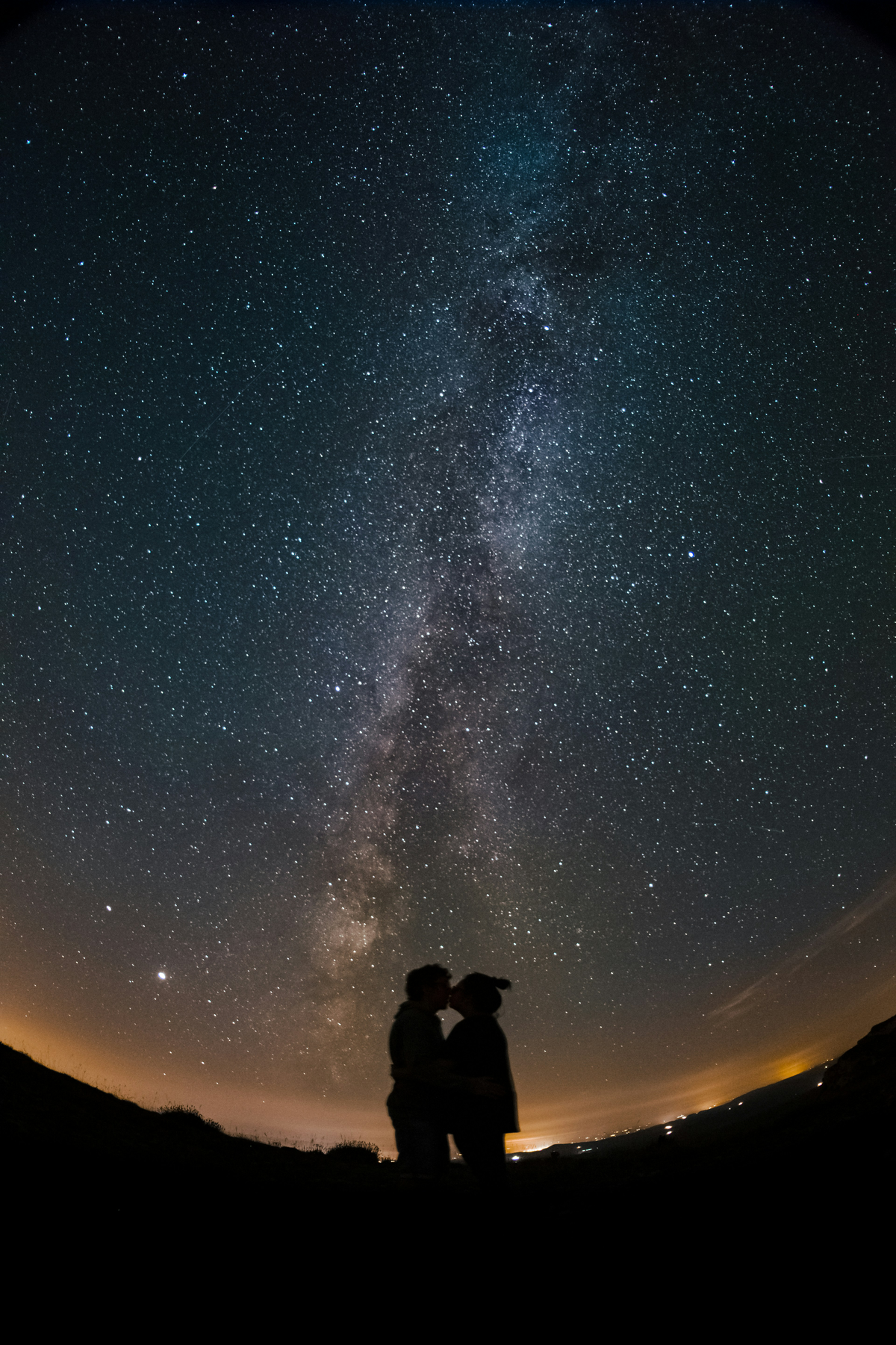 Paar küsst sich unter Sternenhimmel