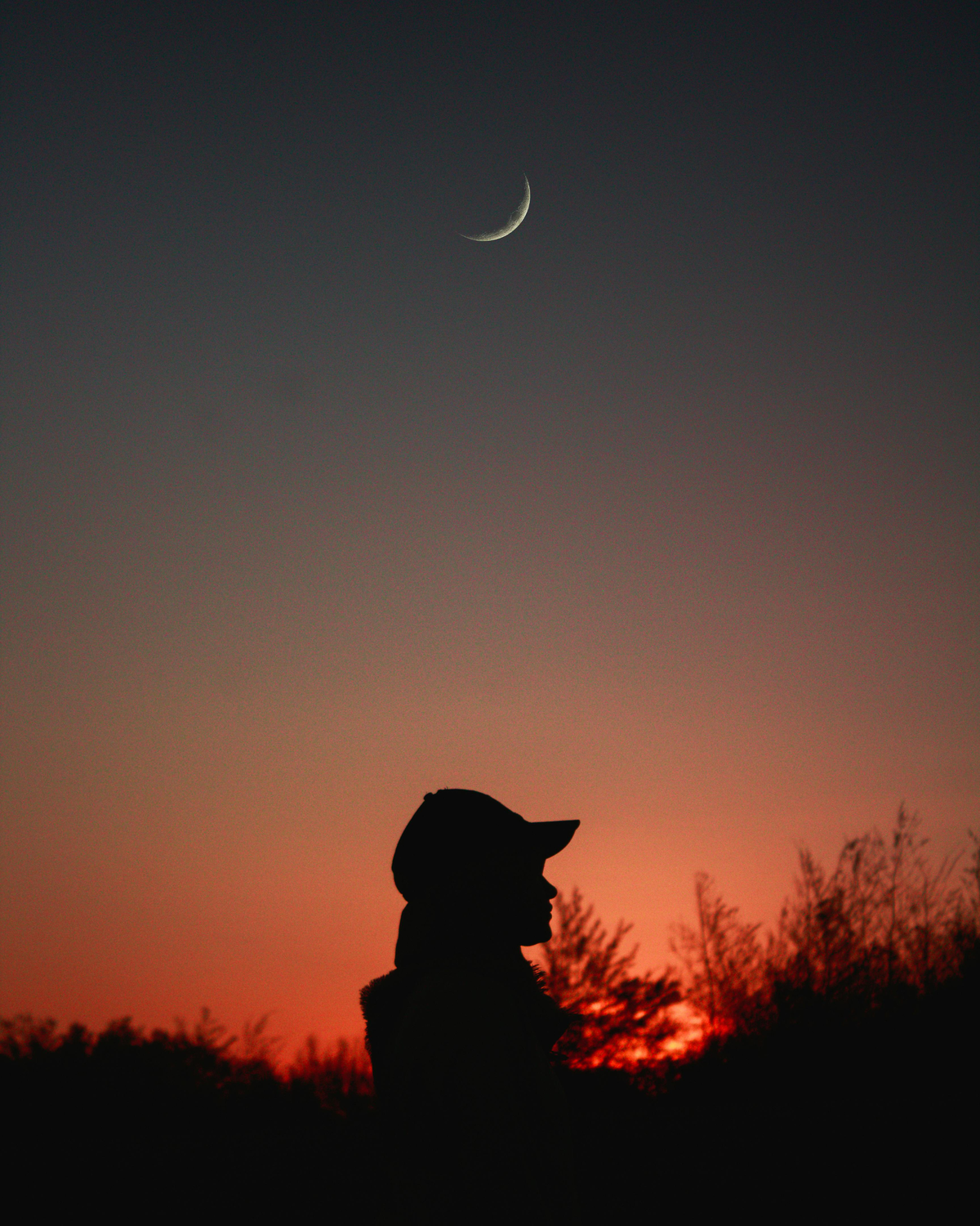 Frau vorm Abendhimmel