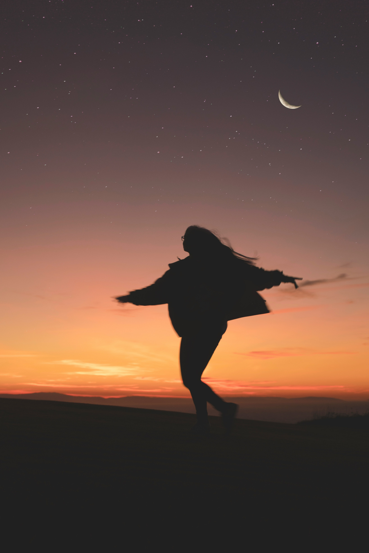 Frau tanzt unter Sternenhimmel