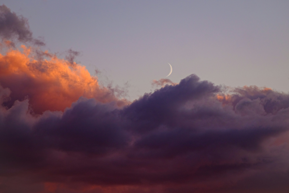Wolkenhimmel mit Mond
