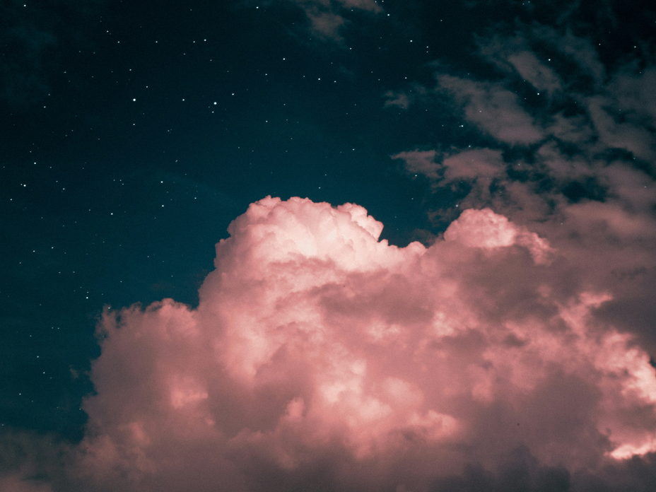 Sternenhimmel mit rosa Wolke