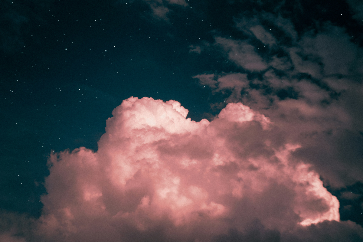Sternenhimmel mit rosa Wolke