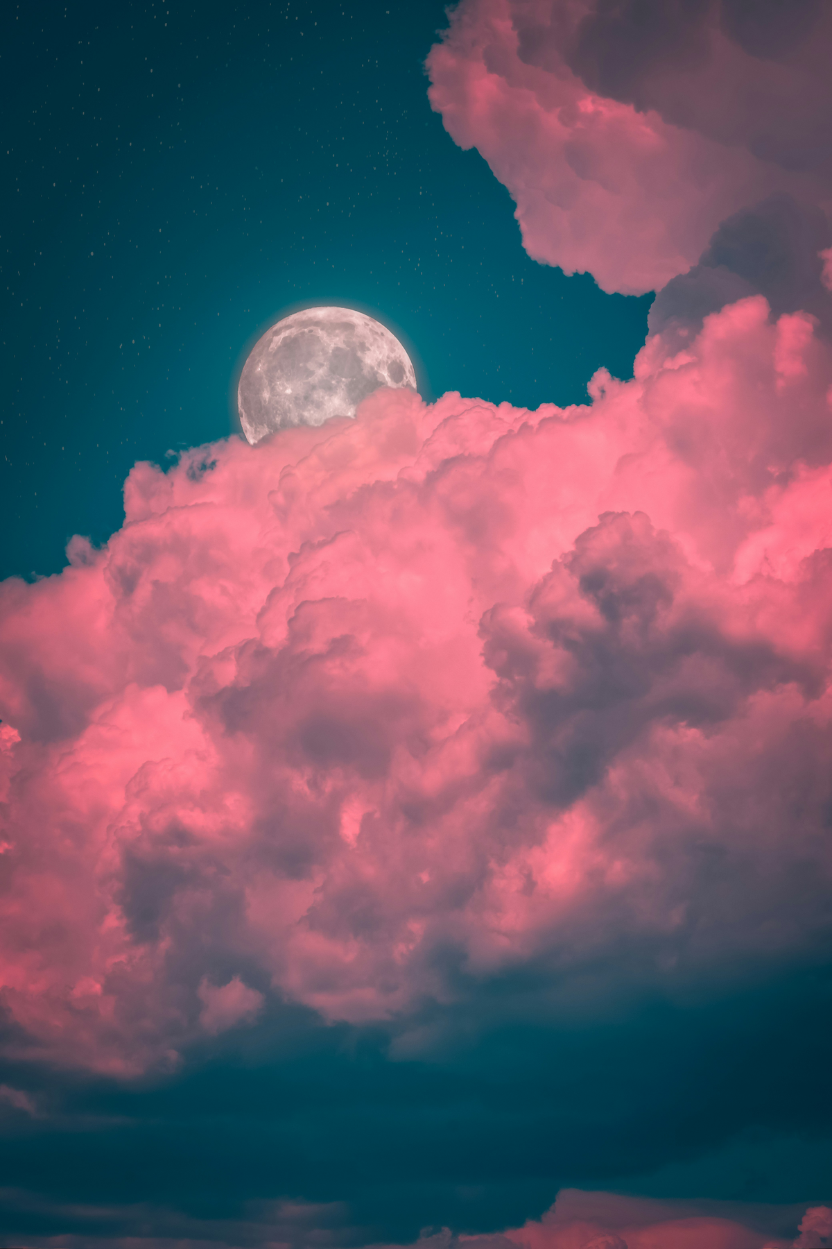 Vollmond hinter rosa Wolken