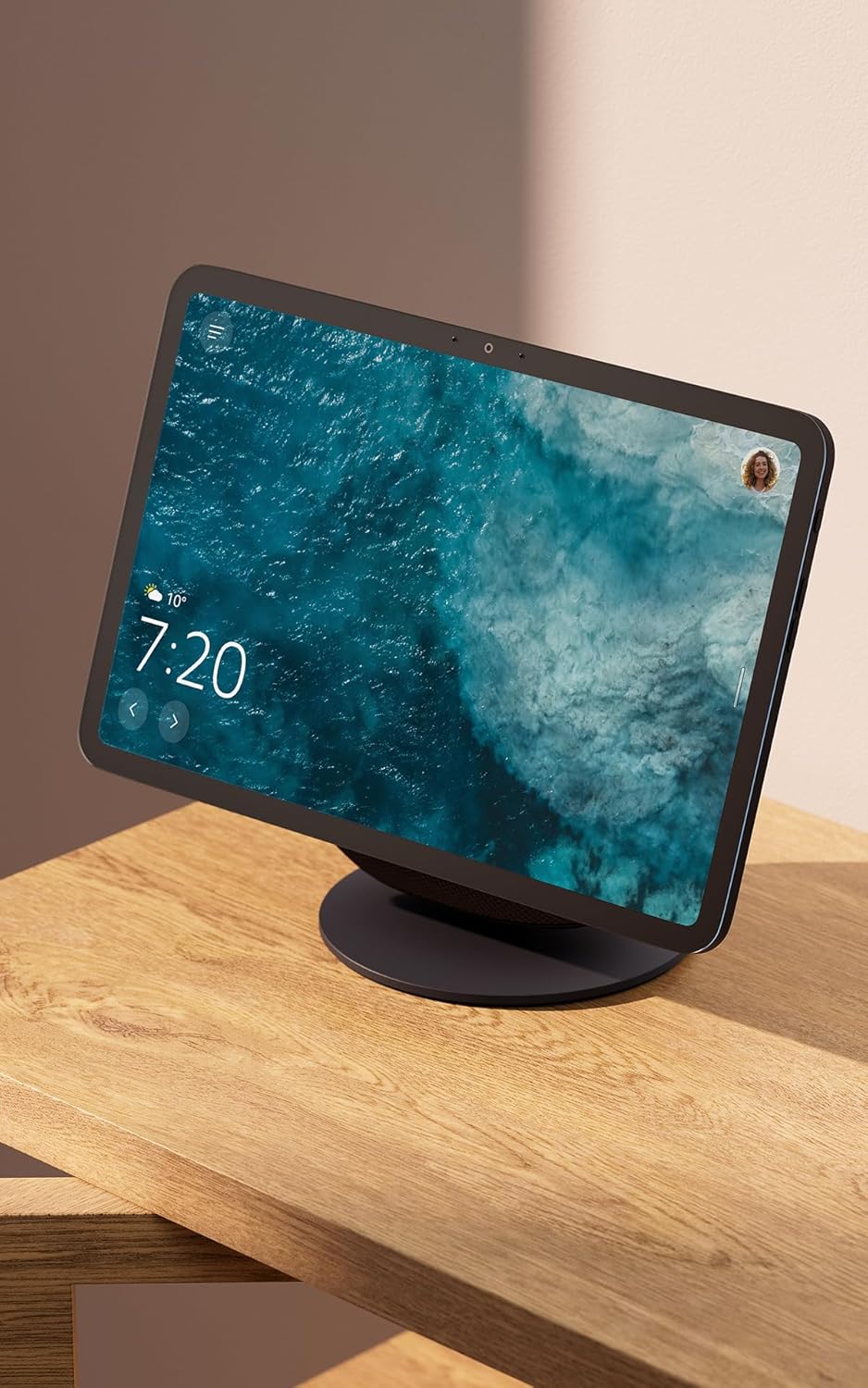 Echo Show 11 mit Bildschirm auf einem Holztisch.