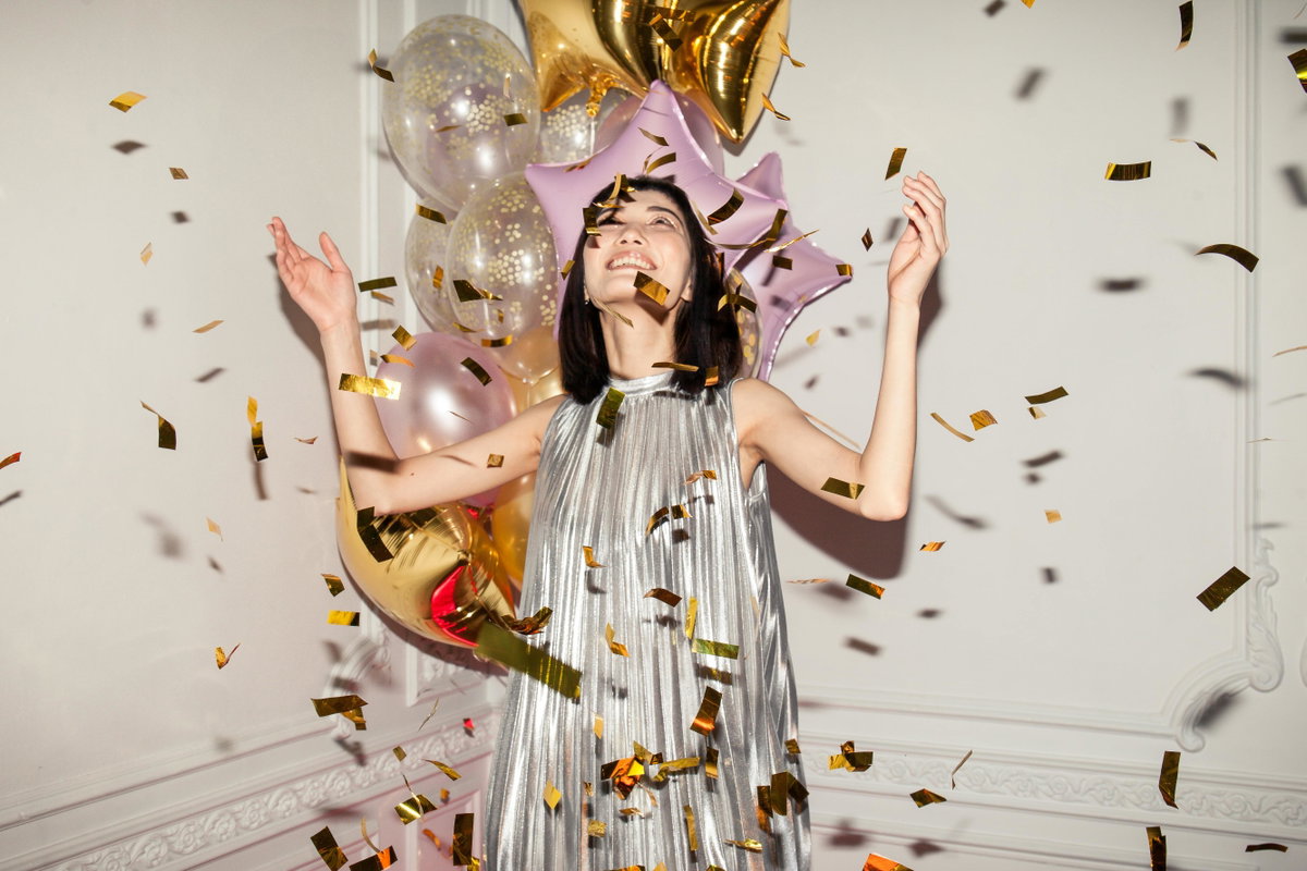 Frau feiert Silvester