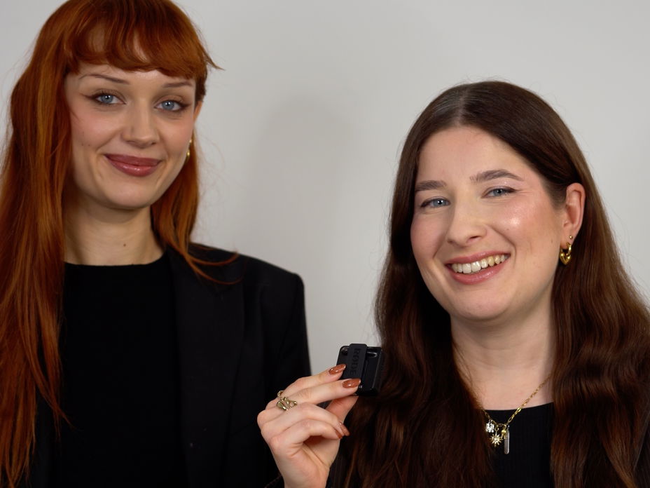 Make-up-Expertin Lisa von KIKO Milano und Redakteurin Laura mit einem Mikrofon.