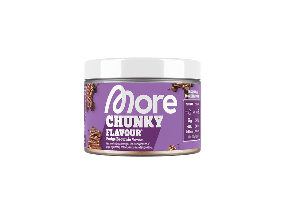 Das More Chunky Flavour ist der perfekte Geschmacks-Booster, um in der Vorweihnachtszeit ohne Reue zu genießen: Mit nur 6 bis 12 Kalorien pro Portion verwandelt es einfache Gerichte wie Porridge, Quark oder Kaffee in eine wahre Geschmackssensation. Seine Vielseitigkeit erlaubt es, weihnachtliche Desserts, Pancakes oder Shakes mit vollem Aroma und ganz ohne zugesetzten Zucker zuzubereiten. Dank der enthaltenen Stückchen und dem Inulin wird jedes Gericht wunderbar cremig – ideal, um sich in der kalten Jahreszeit bewusst etwas Gutes zu tun und festliche Genüsse zu kreieren.