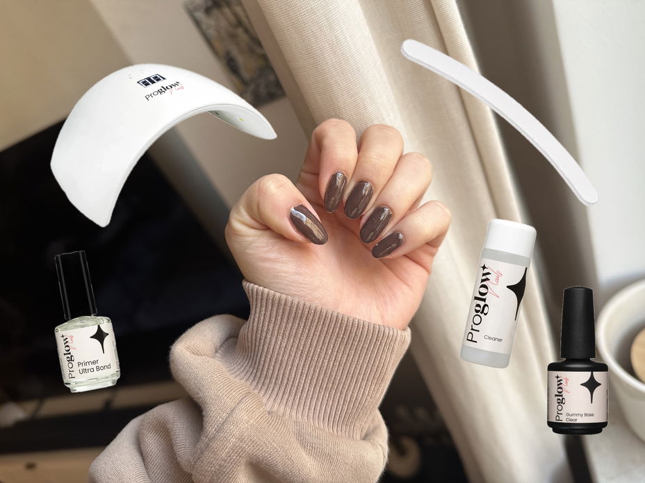 Collage einer Hand mit braunem Nagellack und Freistellern von Nagelprodukten.