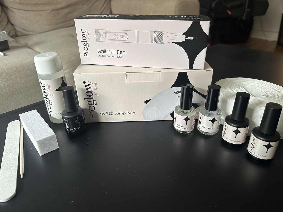 Starter Set von Proglow auf einem schwarzen Couchtisch.