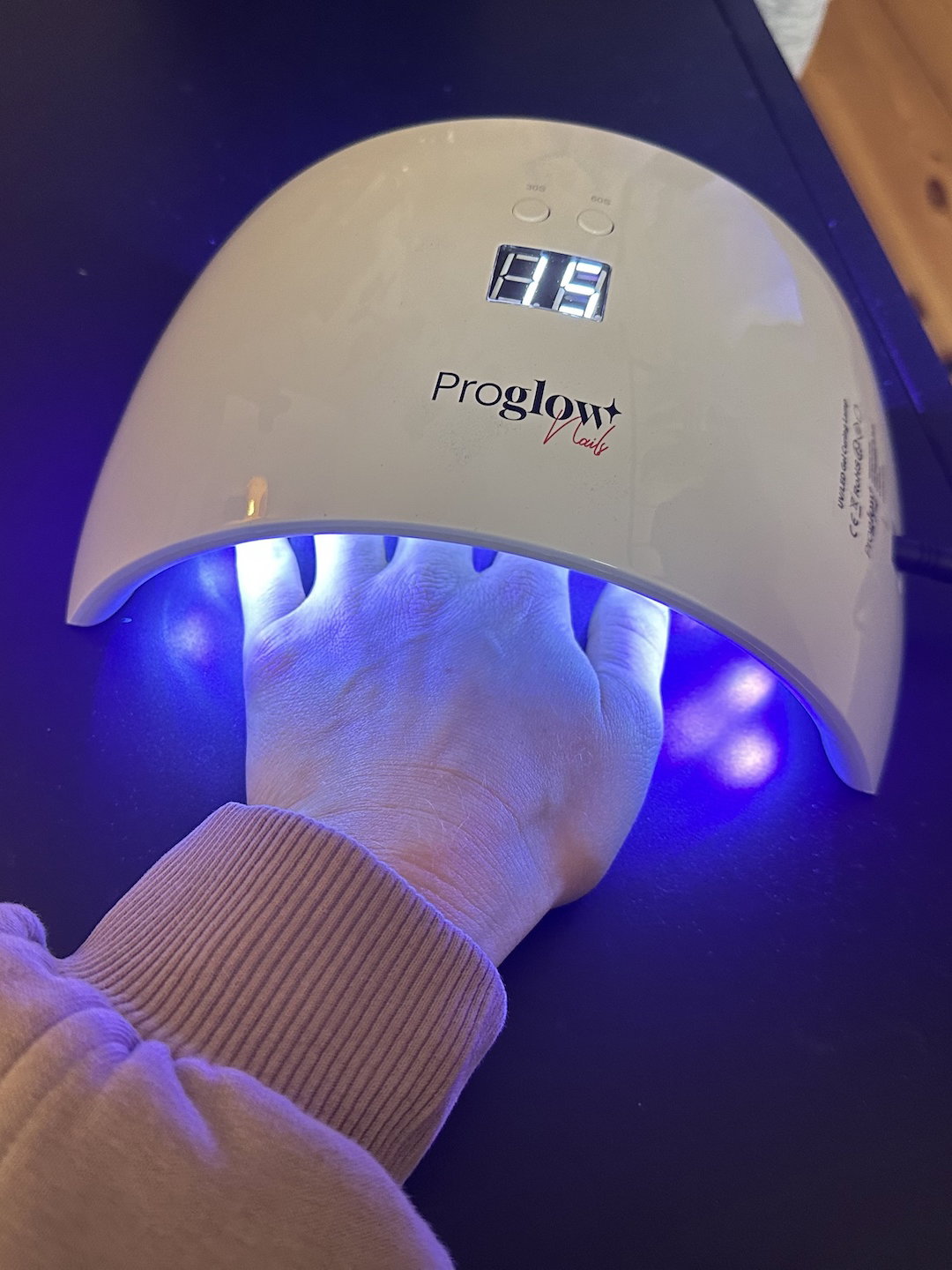 Die Hand wird unter die UV-Lampe von Proglow gehalten.
