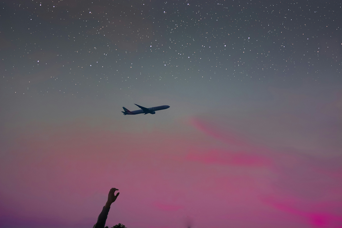 Sternenhimmel mit Flugzeug am Horizont