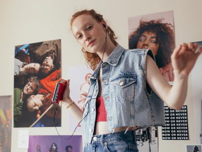 Eine junge Frau trägt einen coolen Jeanslook