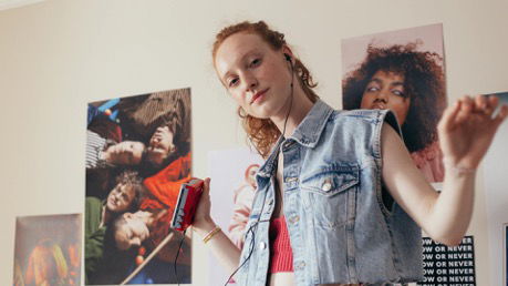 Y2K-Looks stylen: Diese Accessoires dürfen dir dabei nicht fehlen