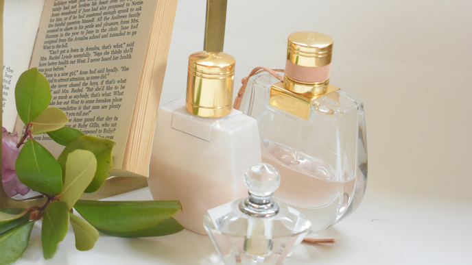Parfum tragen wir jetzt so auf: Scent-Maxxing kombiniert all unsere Lieblingsdüfte