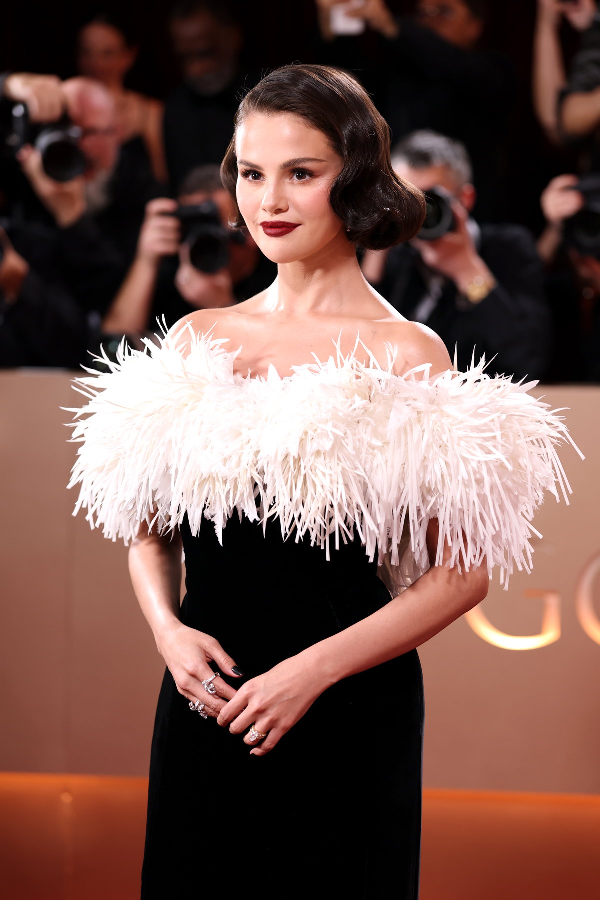 Selena Gomez mit einem Bob und einer voluminösen Robe in Schwarz und Weiß.