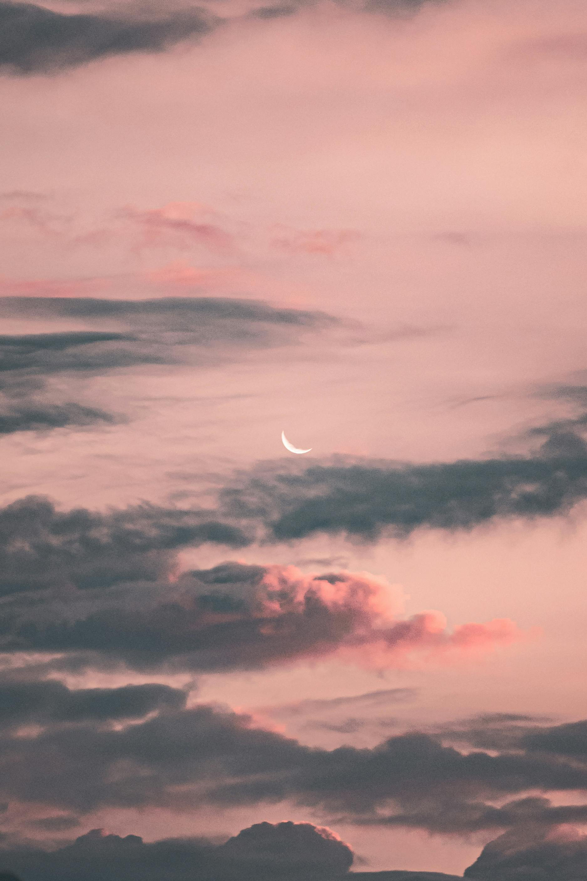 Rosa Himmel mit Sichelmond und Wolken