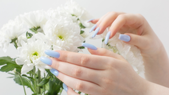 Zarte Baby Blue Nails sind die traumhafteste Frühlings-Maniküre der Saison