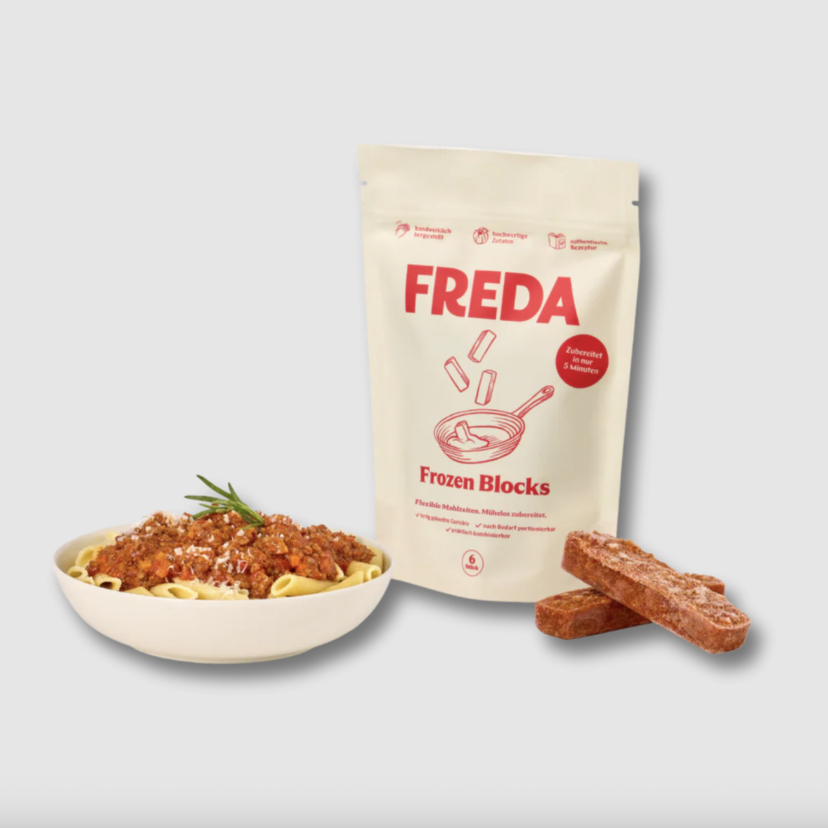 Beef Ragu auf einem Teller von Freda mit der Verpackung dahinter