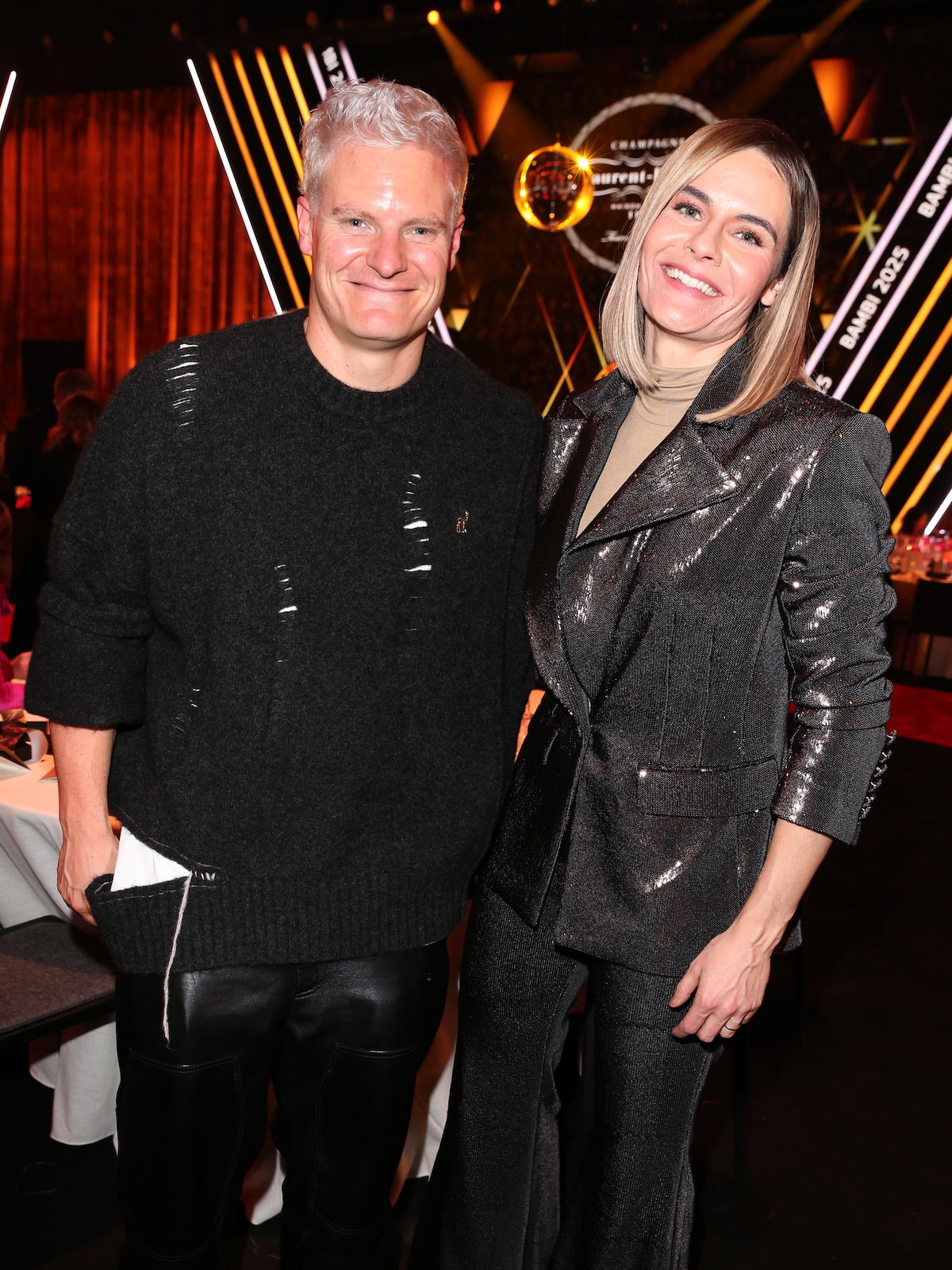 Hazel Brugger und Thomas Spitzer Arm in Arm bei einer feierlichen Veranstaltung.