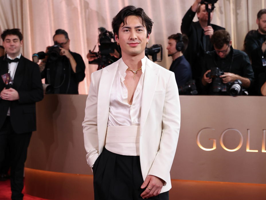 Hudson Williams auf dem Roten Teppich der Golden Globes.