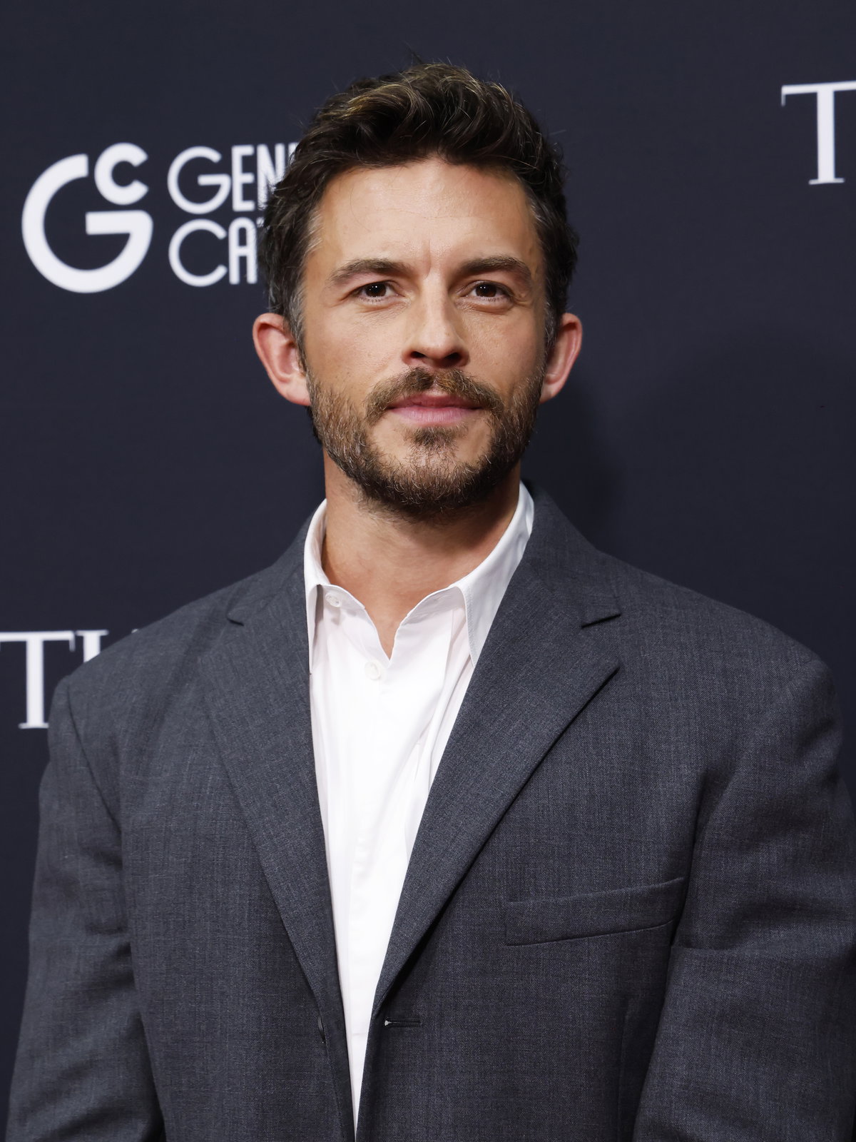 Jonathan Bailey auf dem roten Teppich im Anzug.