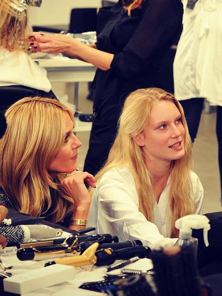Kim Hnizdo beim GNTM Umstyling hinter den Kulissen neben Heidi Klum.