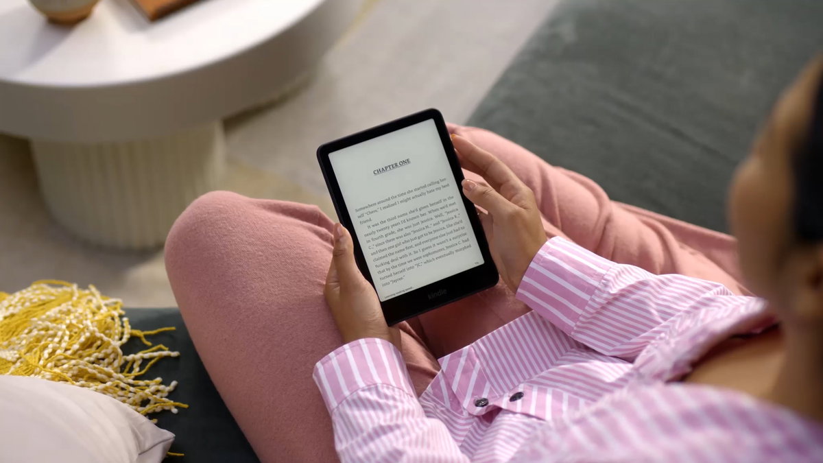 Frau mit einem Kindle Paperwhite in der Hand.