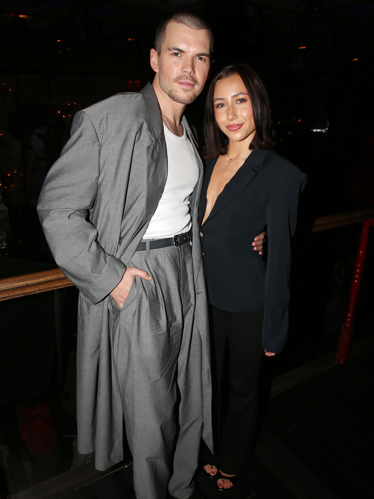Luke Newton und Antonia Roumelioti Arm in Arm.