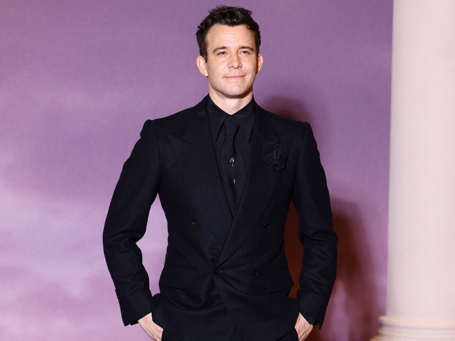 Luke Thompson in schwarzem Anzug bei der Bridgerton Premiere.