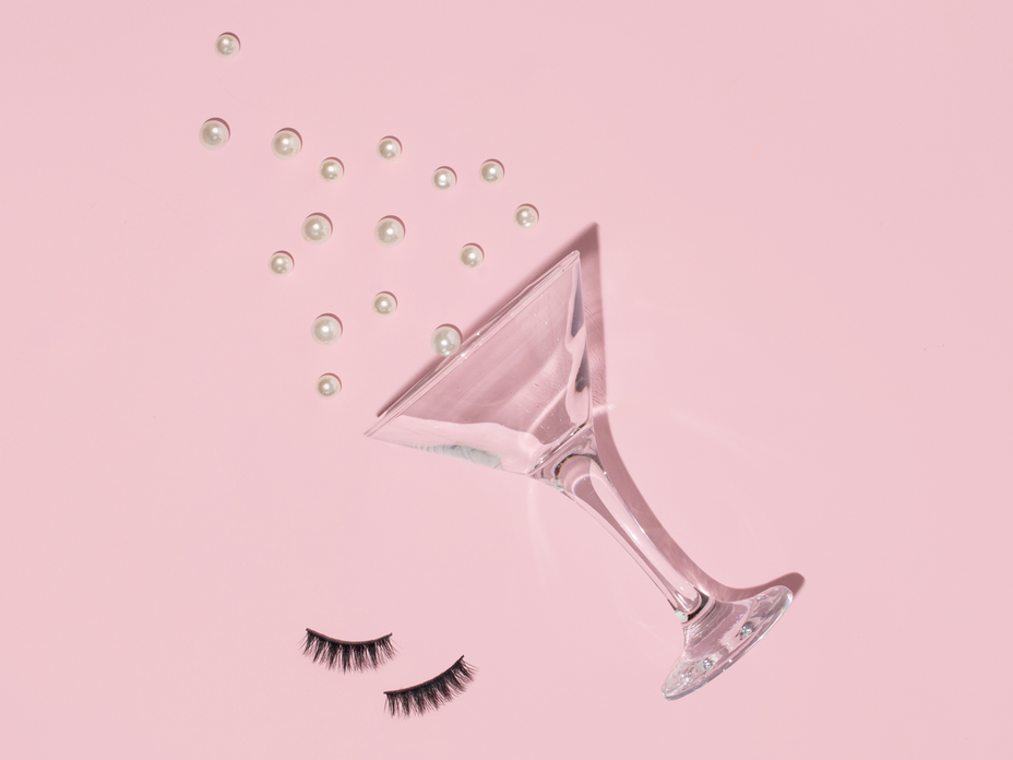 Cocktailglas und Fake Lashes