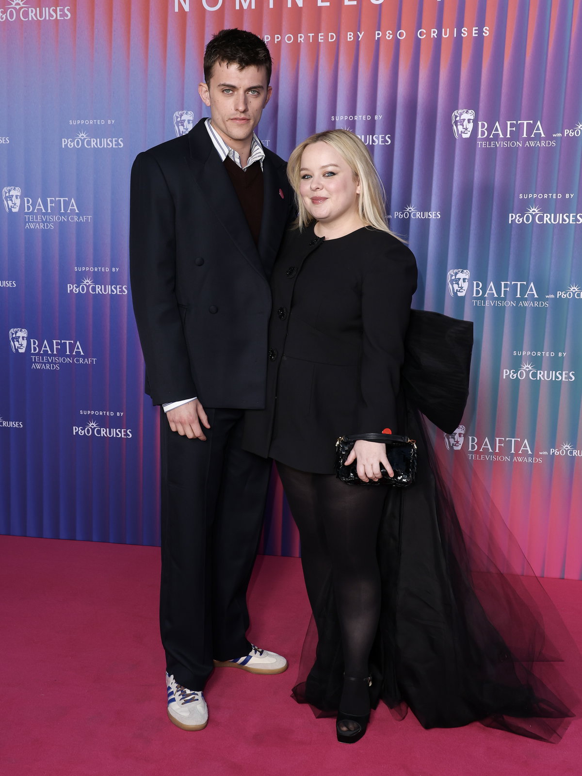 Nicola Coughlan und Jake Dunn auf dem roten Teppich bei de BAFTA-Awards.