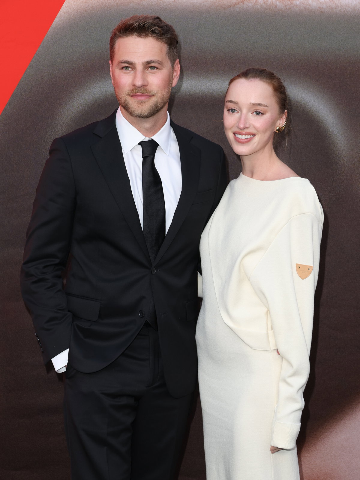 Phoebe Dynevor und Cameron Fuller auf dem roten Teppich