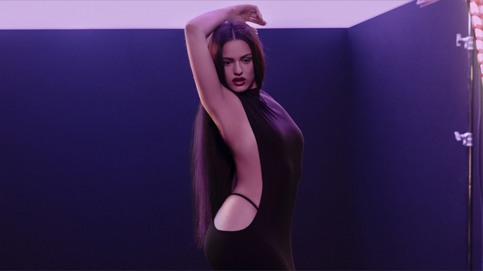 Latin-Star Rosalía ist das neue Gesicht der Calvin Klein Düfte „Euphoria Elixirs“