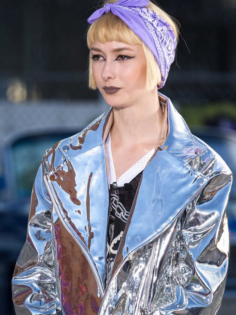 Sally von GNTM mit einer spiegelnden Jacke und einem Lila Bandana.